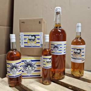 Bouteilles de P.L.S., Pastis Ligérien Sauvage, l'une des nos boissons festives.