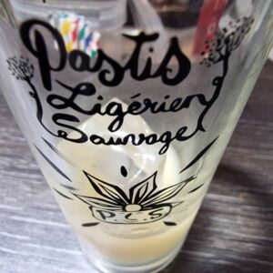 Bouteille sérigraphiée P.L.S., Pastis Ligérien Sauvage, l'une des nos boissons festives.